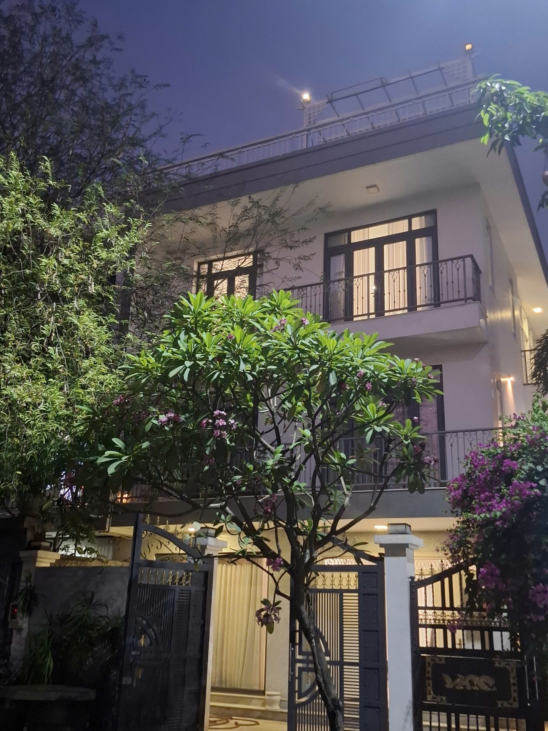 Bán nhà mặt tiền D17 Phước Long B Tp Thủ Đức giá 23,5 tỷ