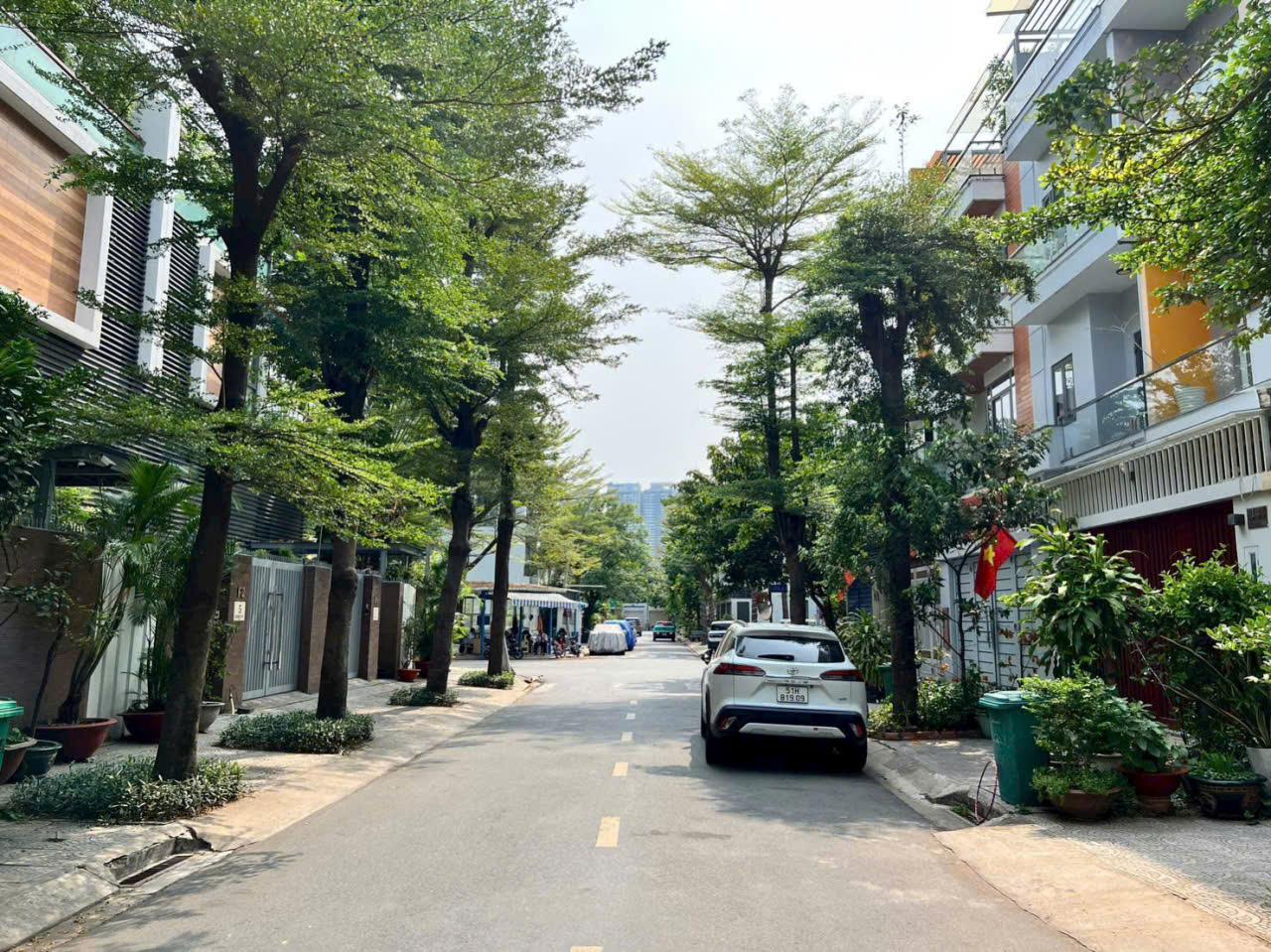 Đất lô góc đường 20 m, khu Sadeco Tân Phong quận 7. 5*18 còn 15,8 t.ỷ. Ngay RMIT.