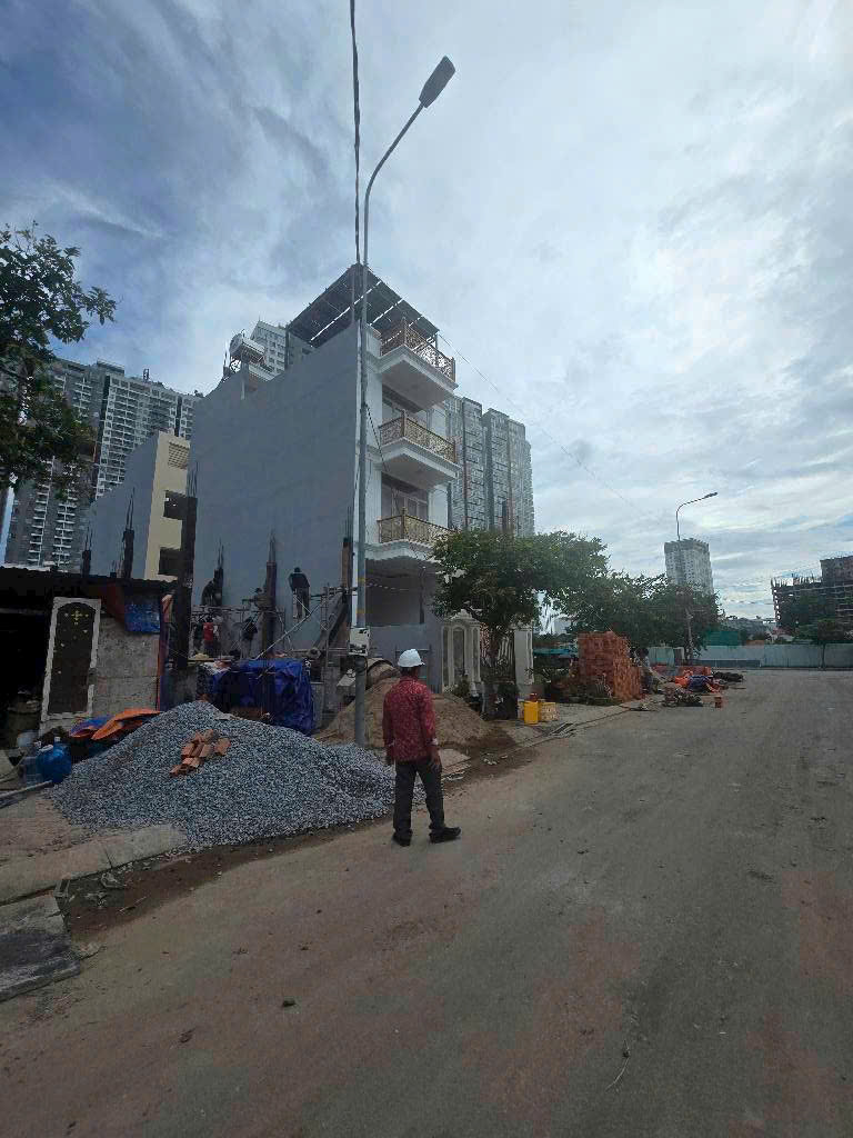 Đất mặt tiền đường Đào trí Quận 7. 5*19, xây dựng liền. 7,6 tỷ.