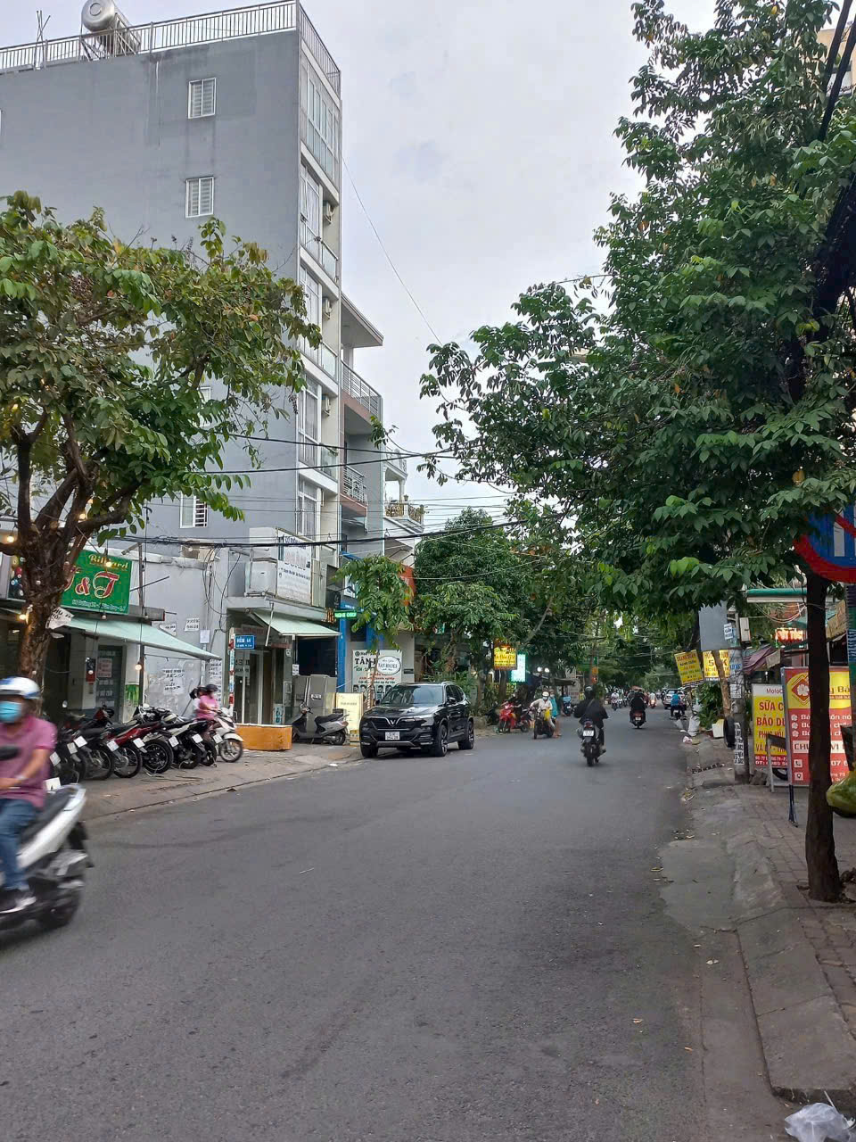 Rổ hàng nhà phố kdbb sầm uất Quận 7 khoảng 20 tỷ. Ngang rộng.