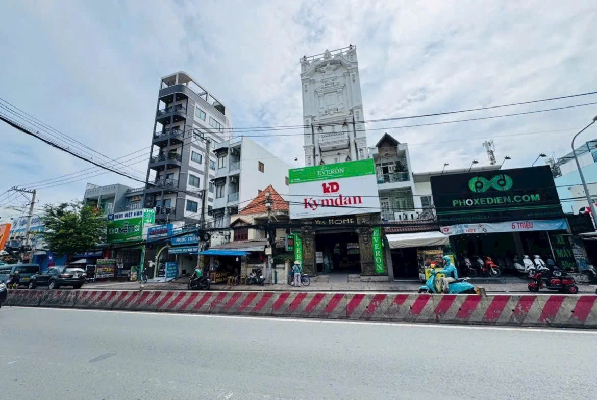 Nhà mặt tiền đường Huỳnh Tấn Phát Quận 7. 175 m2 hơn 20 tỷ.