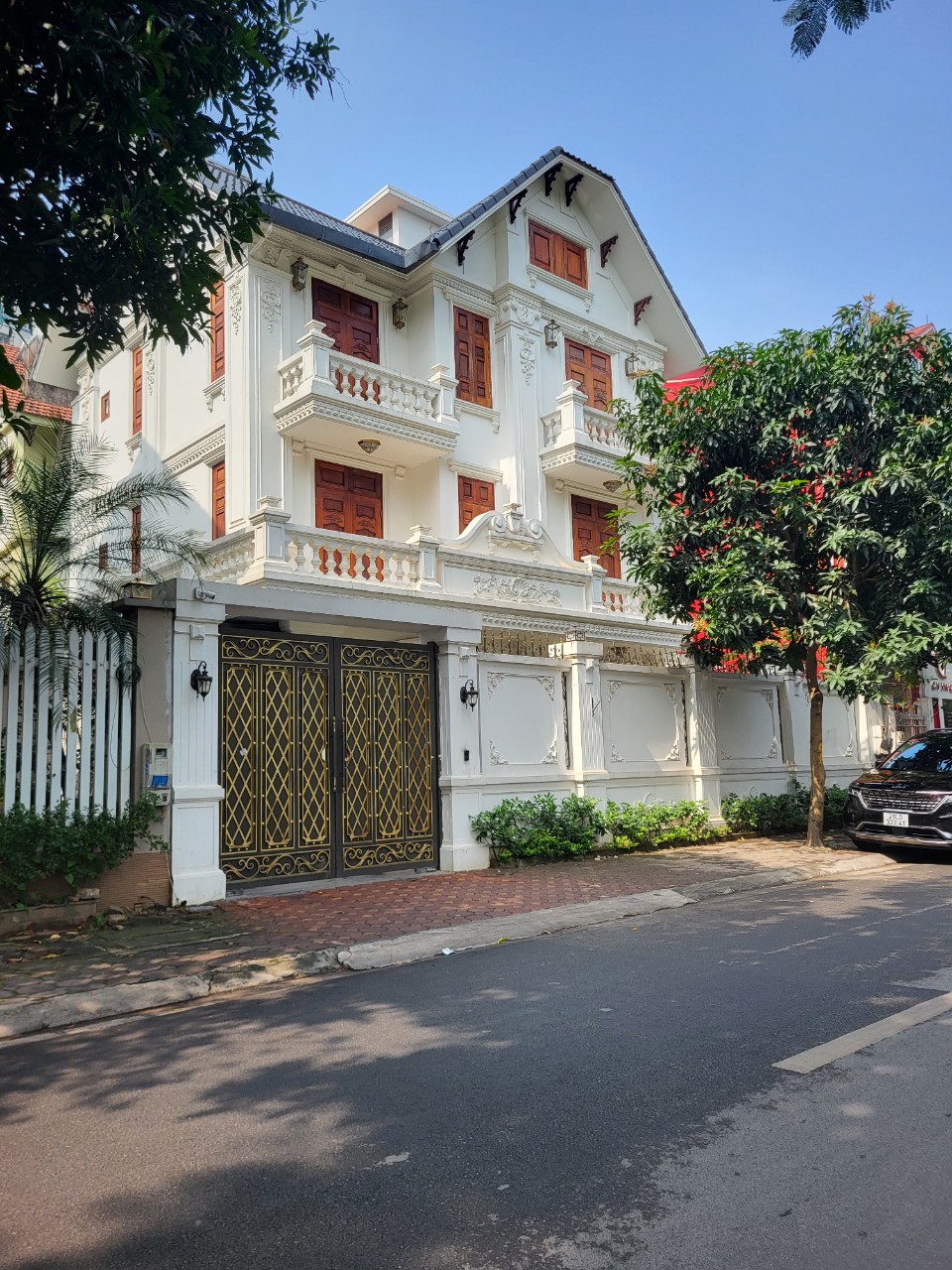 Bán biệt thự phố Dịch Vọng, mặt tiền lớn, 255m2 có hầm, giá bán 100 tỷ