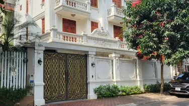 Bán biệt thự phố Dịch Vọng, mặt tiền lớn, 255m2 có hầm, giá bán 100 tỷ