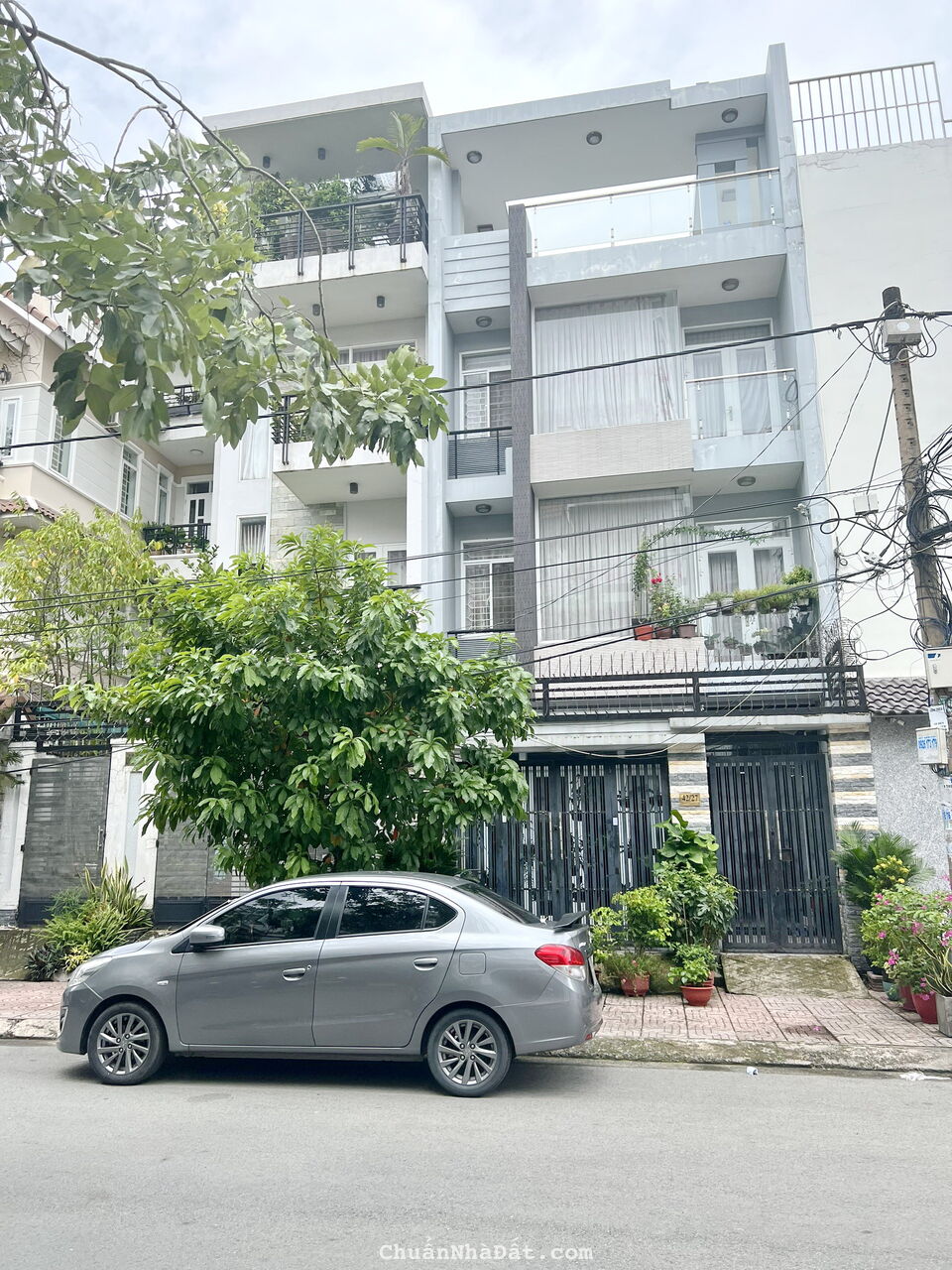 Bán Biệt Thự mới 3 lầu mặt tiền đường 16m Tạ Quang Bửu Phường 4 Quận 8