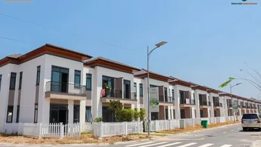 MUA NHÀ PHỐ TẶNG VÀNG SJC. NHÀ PHỐ BÌNH DƯƠNG GIÁ 2 tỷ 2/ CĂN , Sổ hồng riêng từng căn .