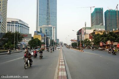TUYỆT PHẨM Mặt phố Nguyễn Chí Thanh 130m2, KD sầm uất, vỉa hè đá bóng, Lô góc.