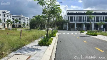 Bán gấp lô đất 2 MT kinh doanh, view hồ bơi, sổ hồng riêng sang tên ngay