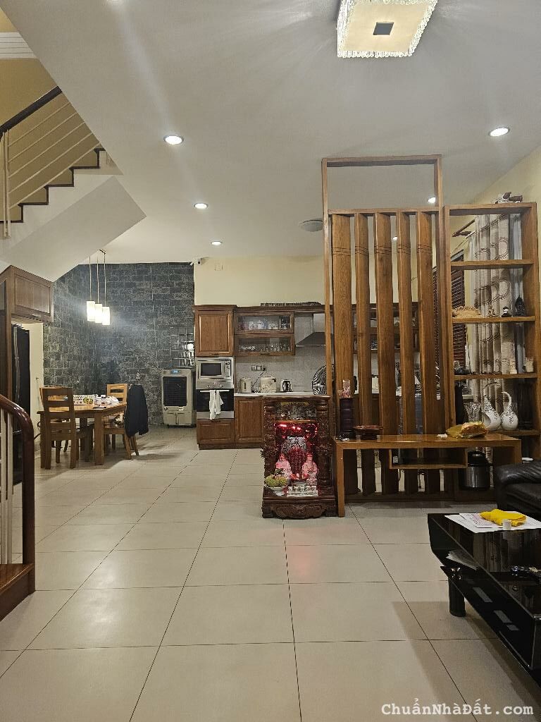 Bán nhà mặt tiền cạnh chợ Tân Bình-ngang 6.2m-5PN-nội thất nhập khẩu-sổ nở hậu