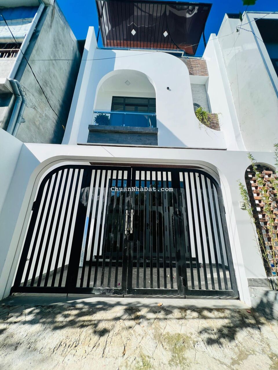 Bán nhà 3 tầng hiện đại đường Duy Tân xách vali vào ở ngay