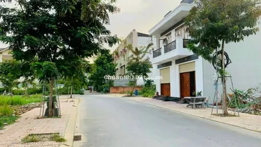Bán nhà phố xây sẵn hoàn công ra sổ 100m2 1 trệt 2 lầu. Ngay cổng sau Pouchen. Biên Hoà