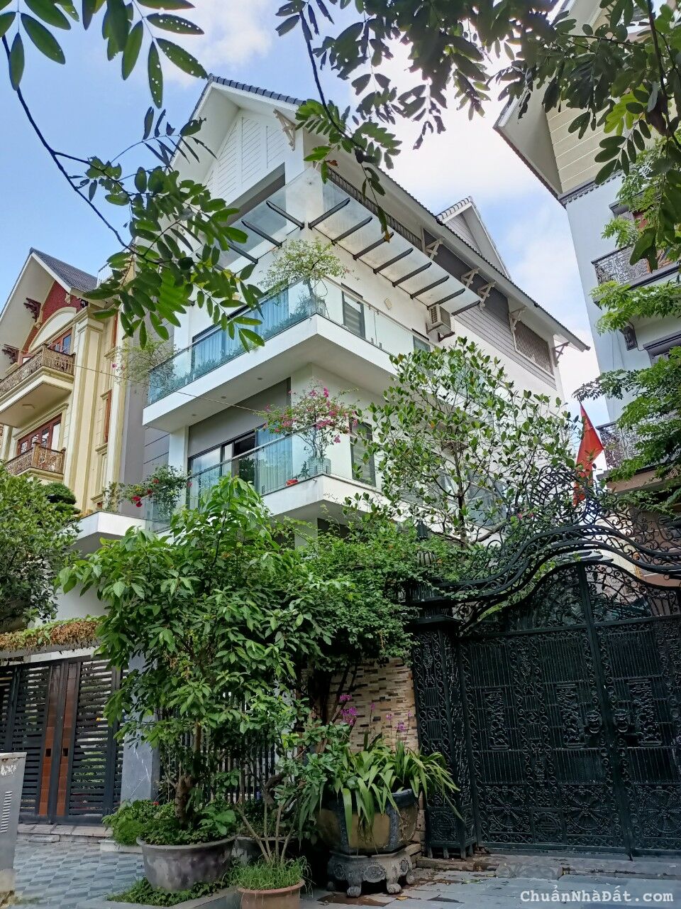 Bán nhà ngõ 161 Thái Hà, diện tích 160m2 nhà 3 tầng, mt 12m, giá 27 tỷ
