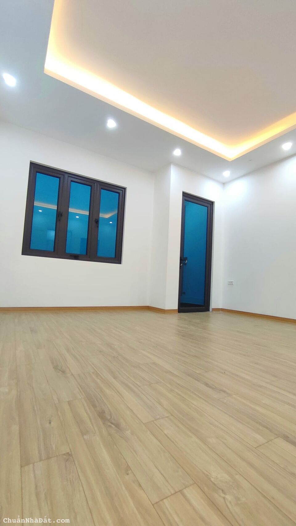 Bán nhà ngõ Phố Nguyễn Đình Hoàn DT 64m2 x 3 tầng mt 4,5m giá nhỉnh 4 tỷ.