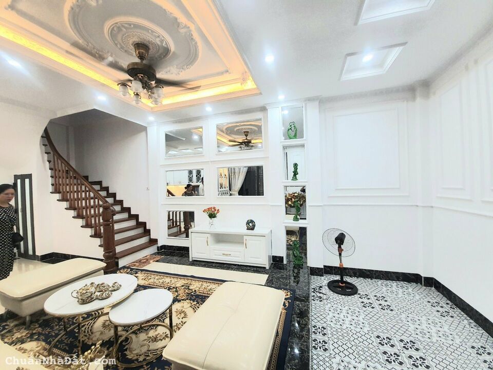 Bán nhà lô góc ngõ phố Cự Lộc cạnh Royal City