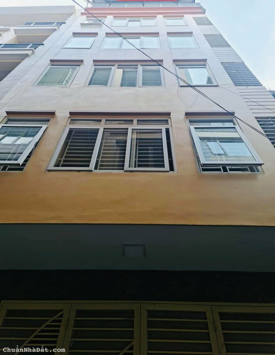 Bán tòa nhà 6 tầng ngõ Trung Kính, trước cửa 2 ô tô con tránh