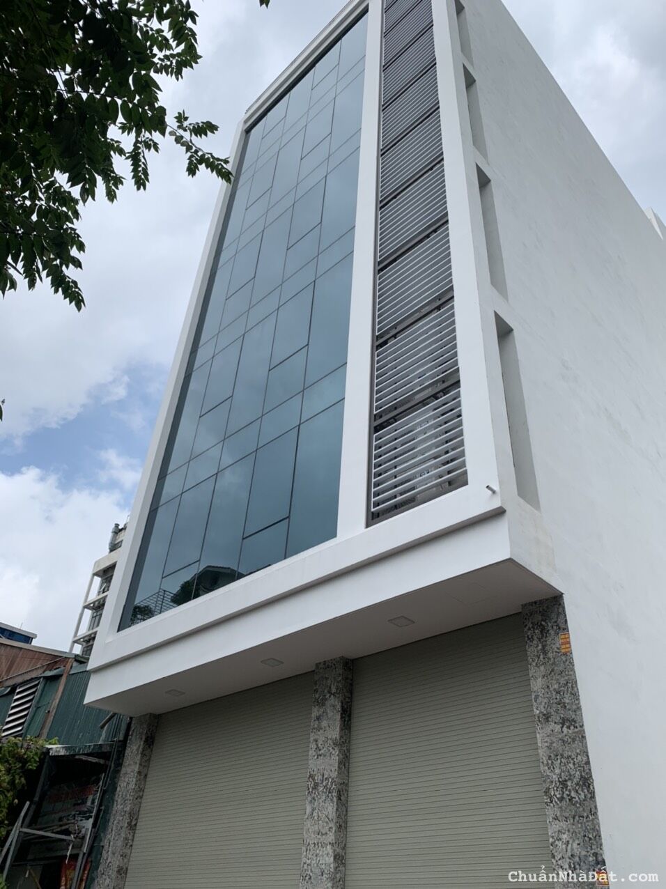 Cho thuê tòa văn phòng Văn Tiến Dũng, Bắc Từ Liêm thông sàn, thang máy cuối 160m2, 7T, 1H. 90tr/th