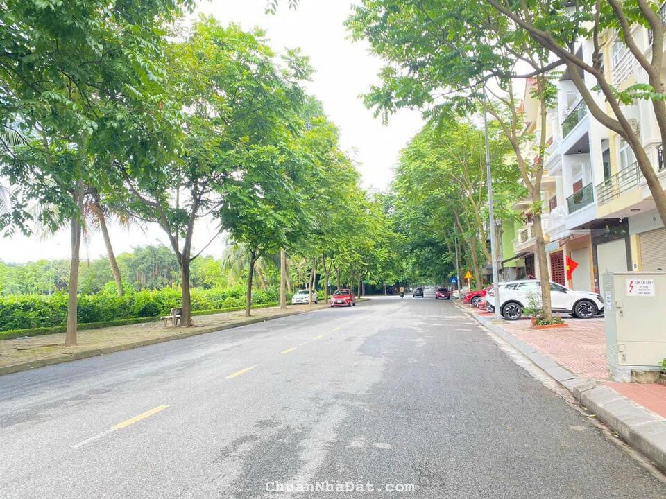 Bán đất mặt phố Hồng Châu, khu Hải Hà, TP HD, 70m2, mt 4.5m, đường 20.5m, gần hồ