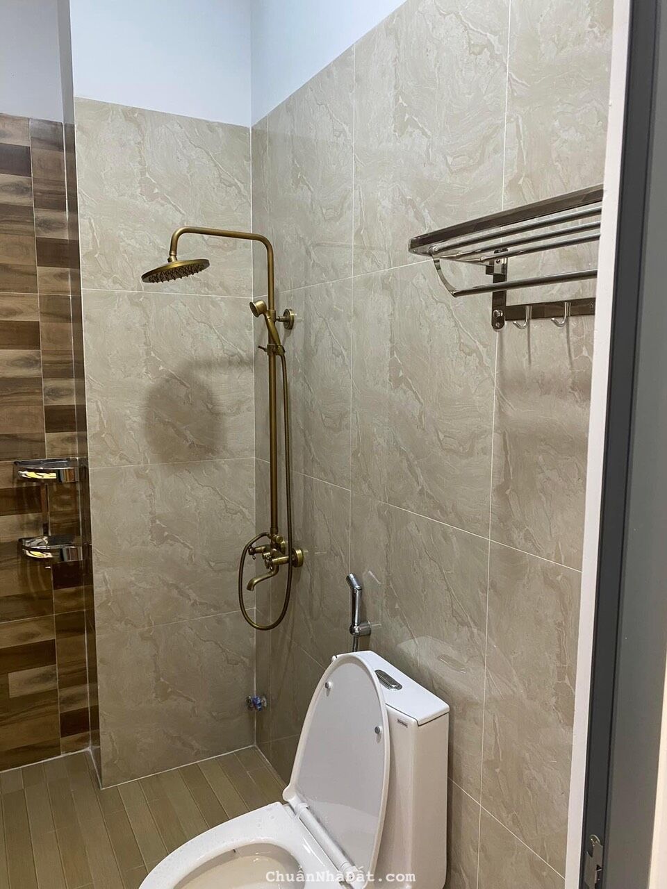 Bán nhà ngay chợ Xóm mới hoặc thuê nguyên căn dài hạn 