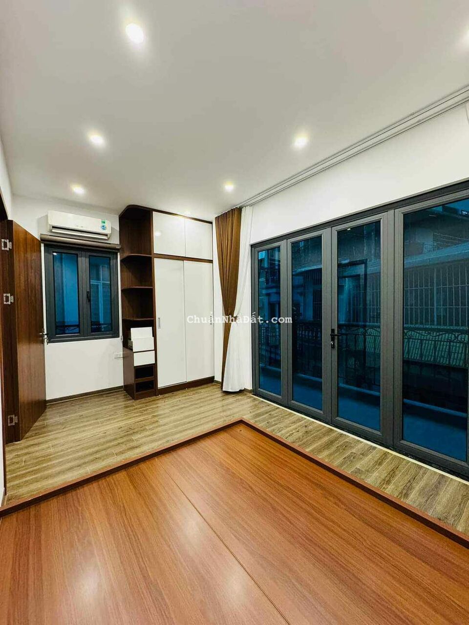 BÁN NHÀ PHỐ HOANG VĂN THÁI-THANH XUÂN. DT39M, 4T, MT4.2M. GIÁ 12.9 TY.