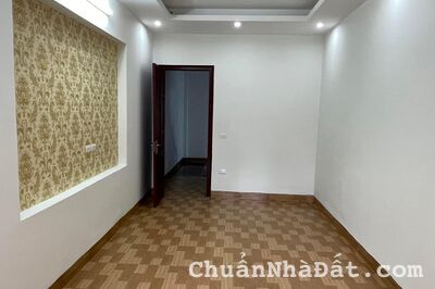 Bán nhà Nguyễn Khoái 37m, ô tô đỗ cổng, 3.35 tỷ