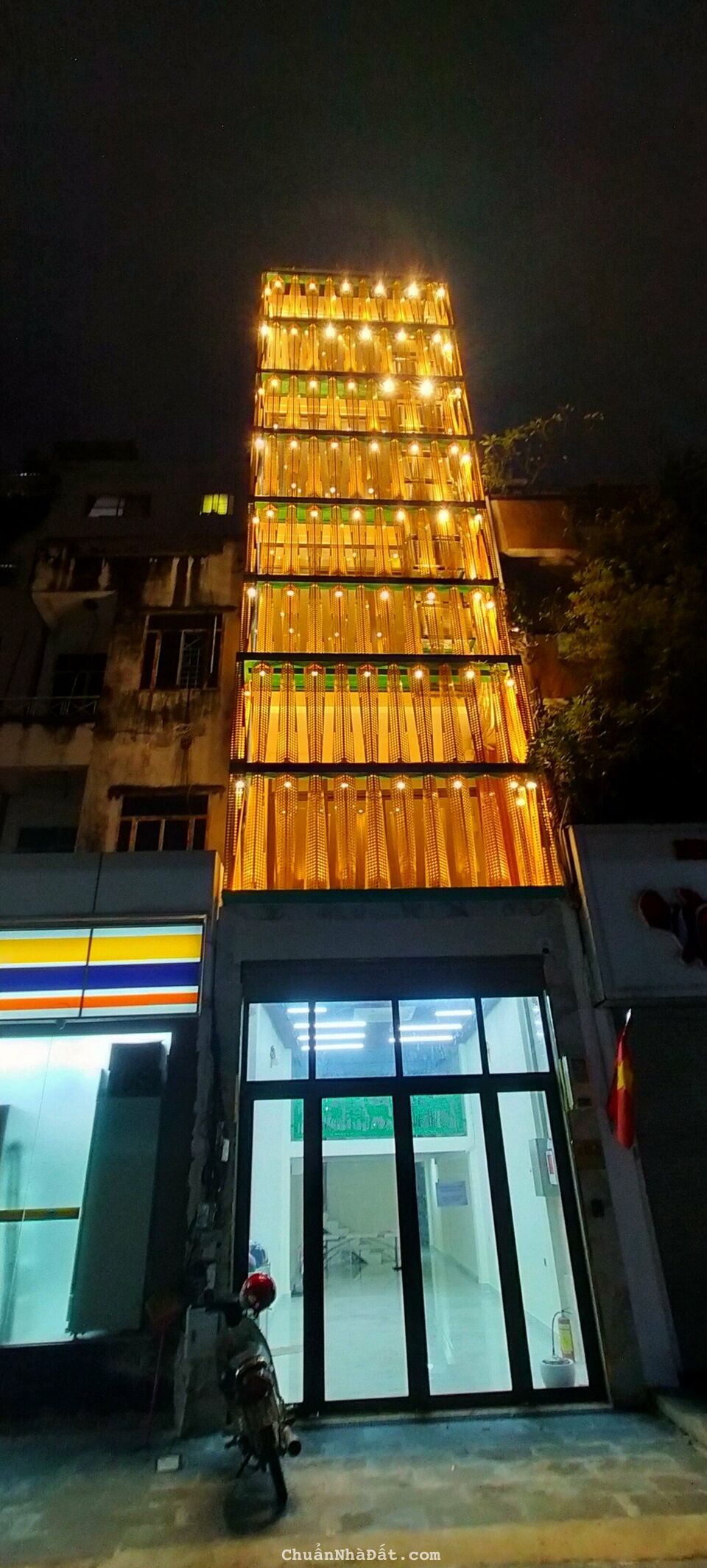 Cho thuê toà nhà Nam Kỳ Khởi Nghĩa. Ngang siêu lớn 17m, có hầm, có PCCC đầy đủ. Giá: 16.000$/th