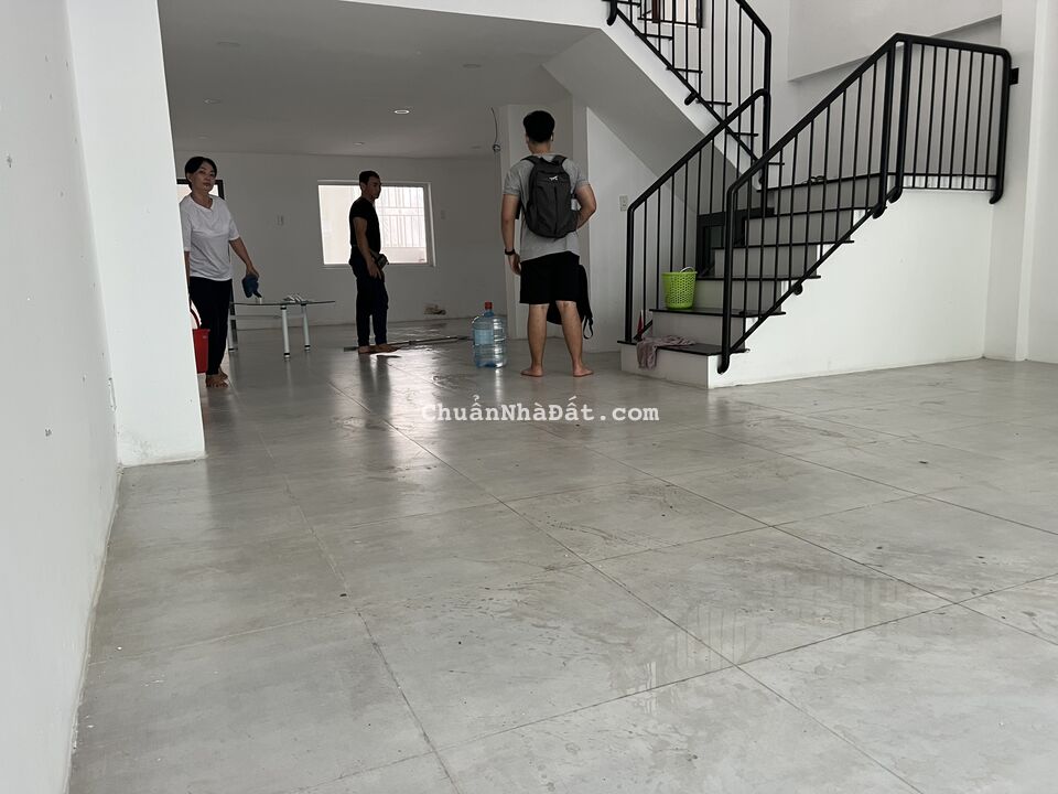 Cho thuê gấp mặt bằng trệt + lửng nhà phố khu Hưng Gia Hưng Phước, Q7