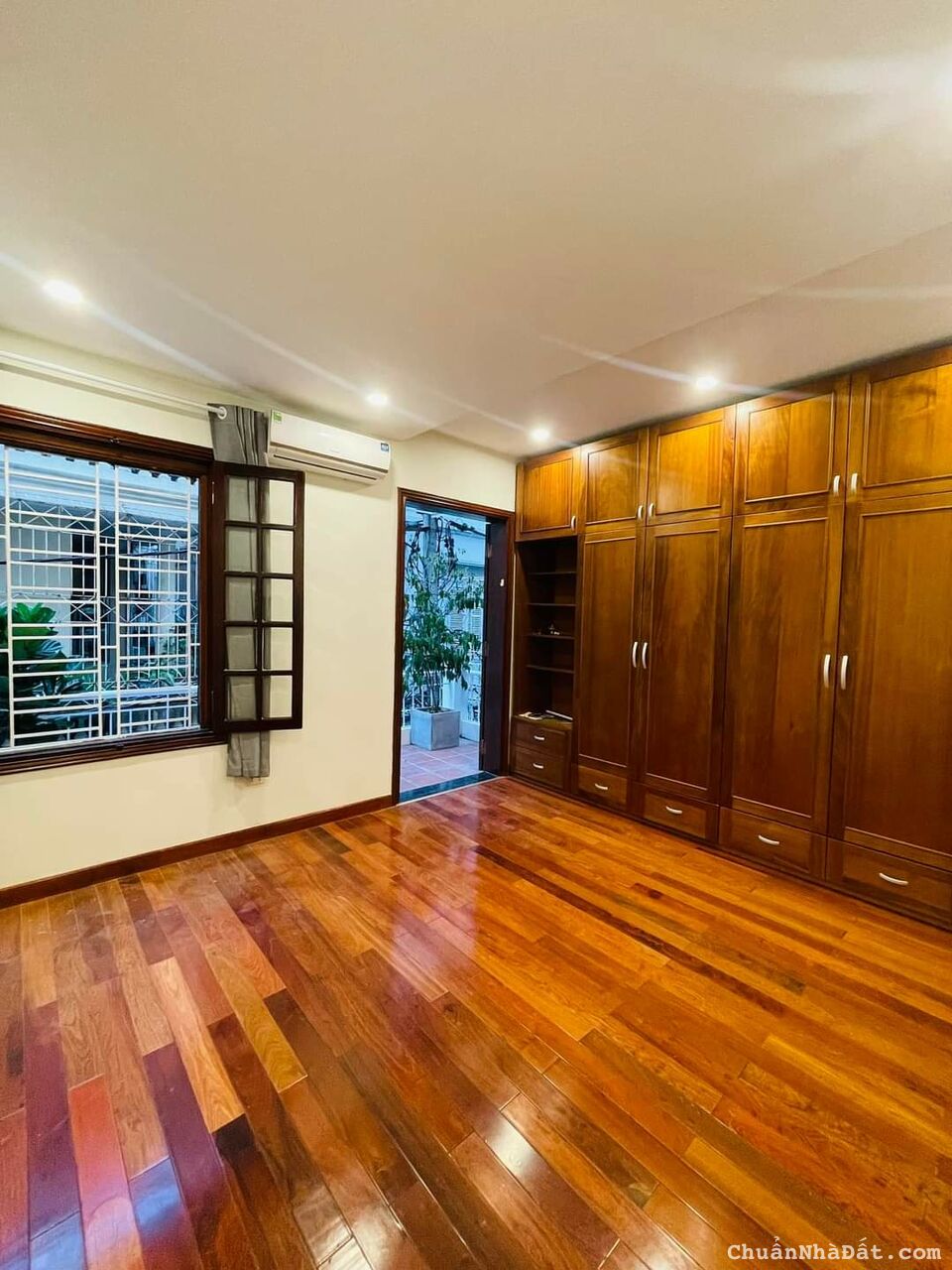 Cực gần phố, KD bất chấp, ô tô tránh, vỉa hè 2 bên, TT quận Cầu Giấy, 45m x 5 tầng, giá 9.3 tỷ