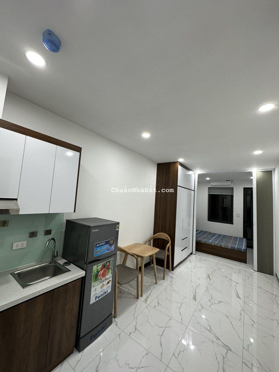 Cho thuê Căn hộ dịch vụ siêu đẹp tại Phố Đội Cấn, Ba Đình. Ban công rộng view thoáng. Chỉ 6.5tr