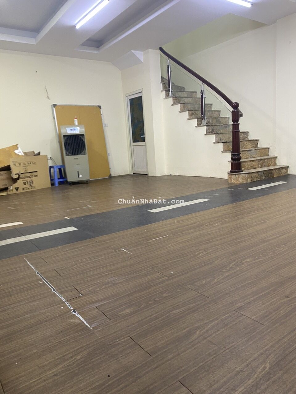 Cho thuê mặt bằng văn phòng, siêu thị, kho hàng dt 165m2 tại Vạn Phúc, giá 60tr đồng. 