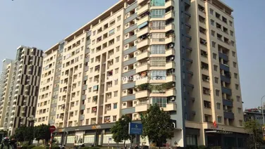 Bán gấp CHCC chính chủ tầng trung căn góc tòa F4 Trung Kính. DT 82m2 x 2 ngủ, 2 wc đầy đủ nội thất