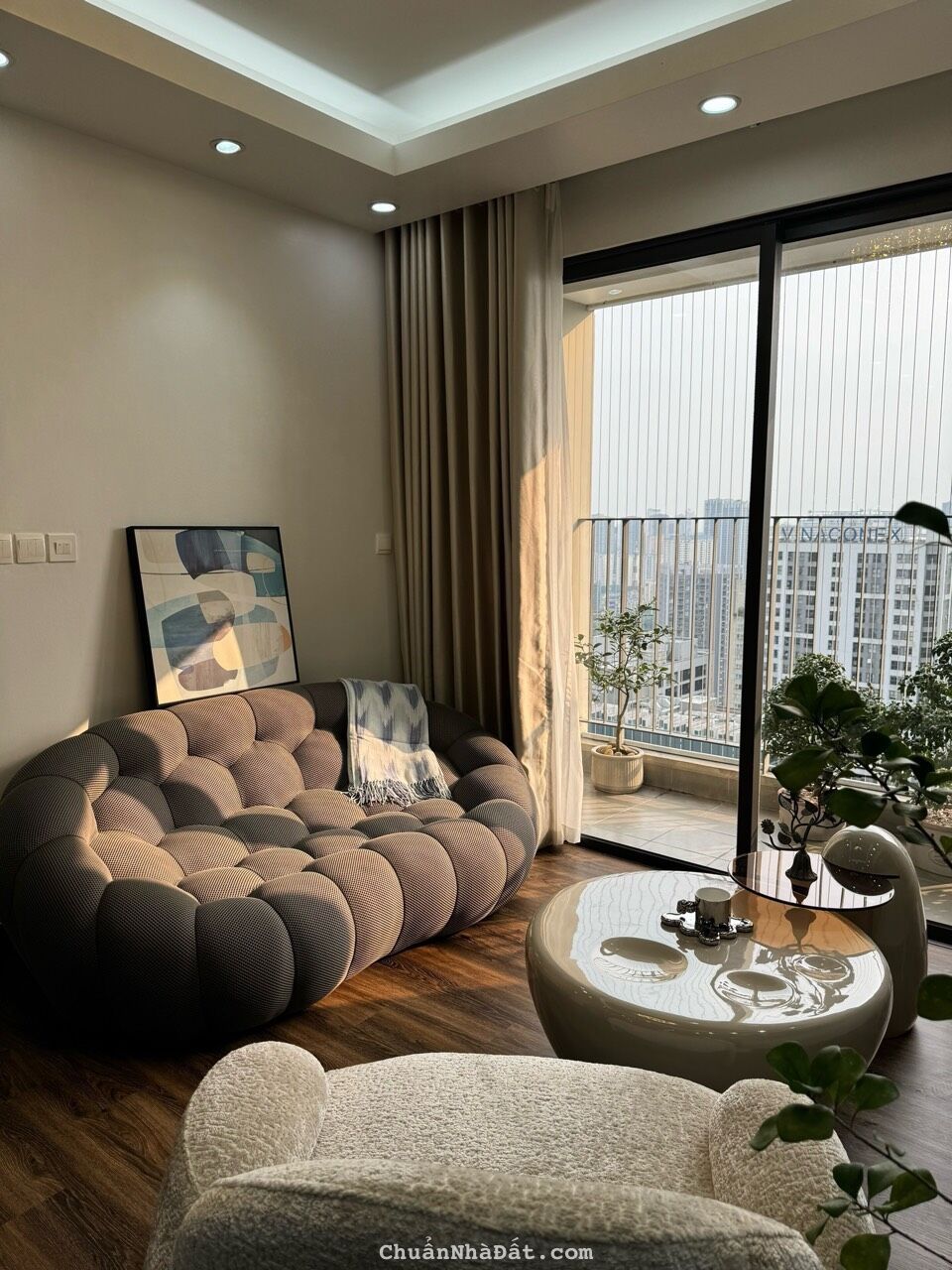 Nhượng lại căn hộ VIEW HỒ đẹp - 97m2 - 3PN - tòa C6 - Vinhomes D'Capitale - 10 tỷ bao thuế phí