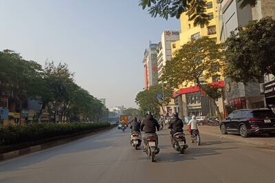 Bán nhàmặt phố Nguyễn Văn Cừ - LB. DT 77 m2. 4 tầng. MT 4 m. Giá 20.5 tỷ. KD, Vỉa hè