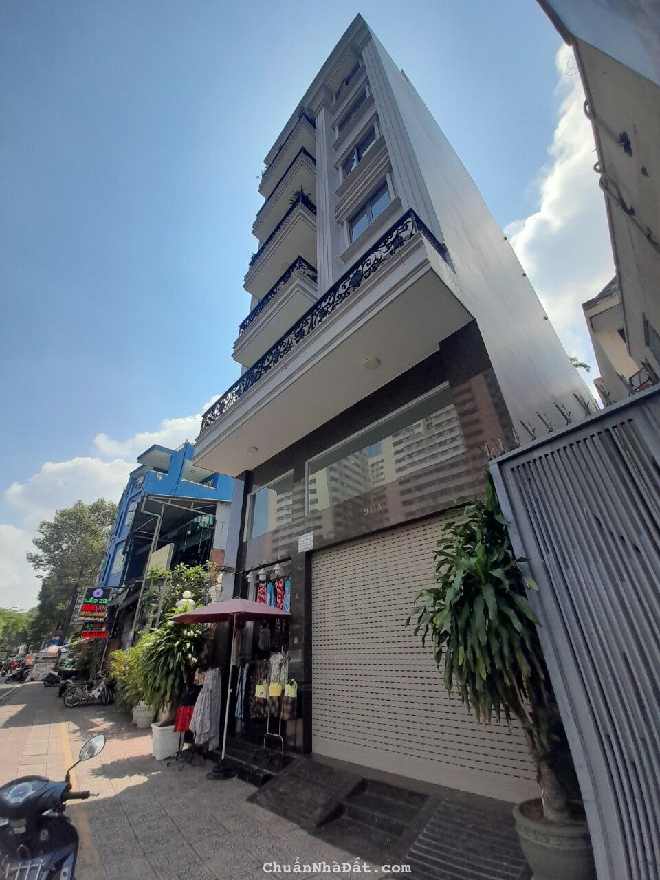 Cho thuê nhà mặt tiền đường Hoàng Sa, P.11, Q.3. Trệt, Lửng, 2 lầu. 70 triệu