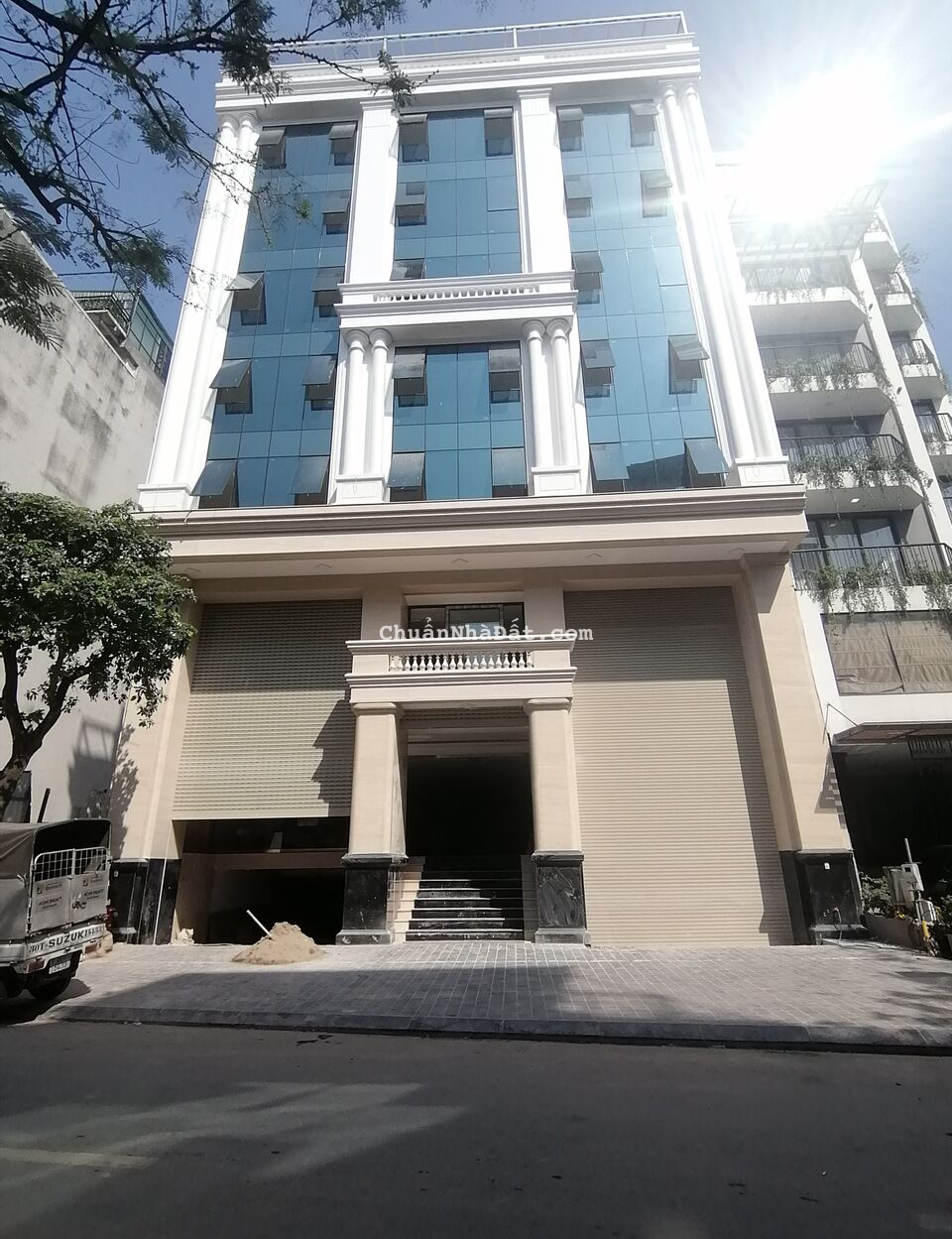 Cho Thuê tòa nhà Văn Phòng VIP mặt phố Dịch Vọng Hậu Dt 550m2 Mt 16m. Giá 55.000usd/th