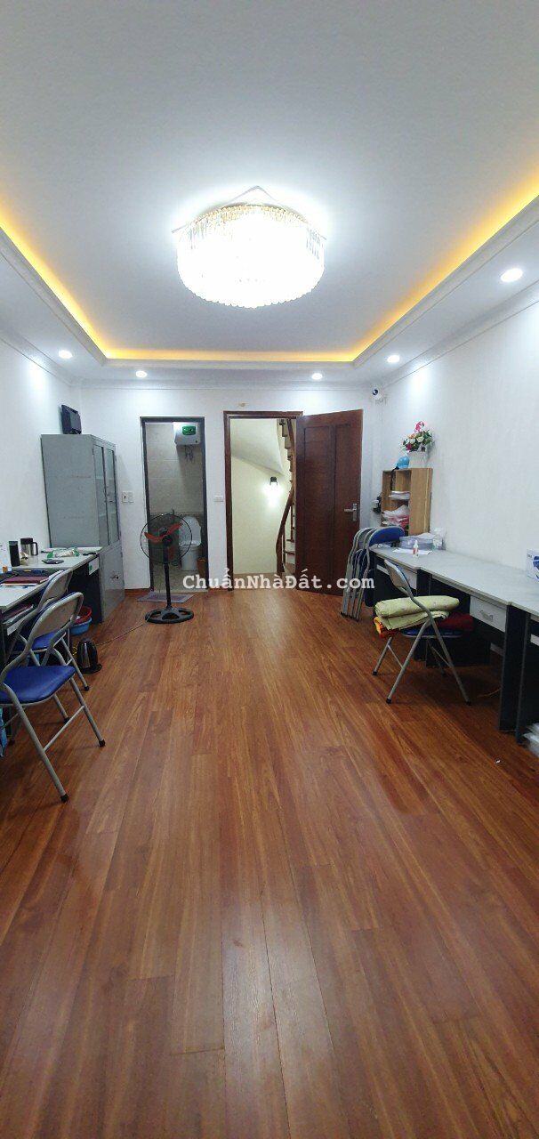 Cho thuê văn phòng Hoàng Đạo Thành, tầng 4, 30m2, sàn gỗ, giá 3tr/tháng