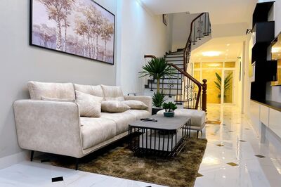NHÀ MỚI ĐẸP 5 TẦNG Ỷ LA, Ô TÔ ĐỖ CỬA, KINH DOANH DT 50M GIÁ NHỈNH 4 TỶ.