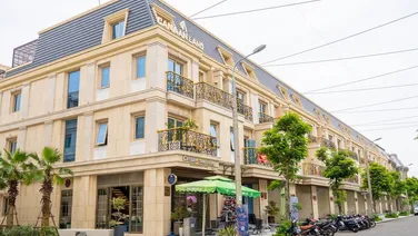 Bán nhà kiểu Pháp 4 tầng, nằm trong khu phố đi bộ, đối diện trường quốc tế Skyline