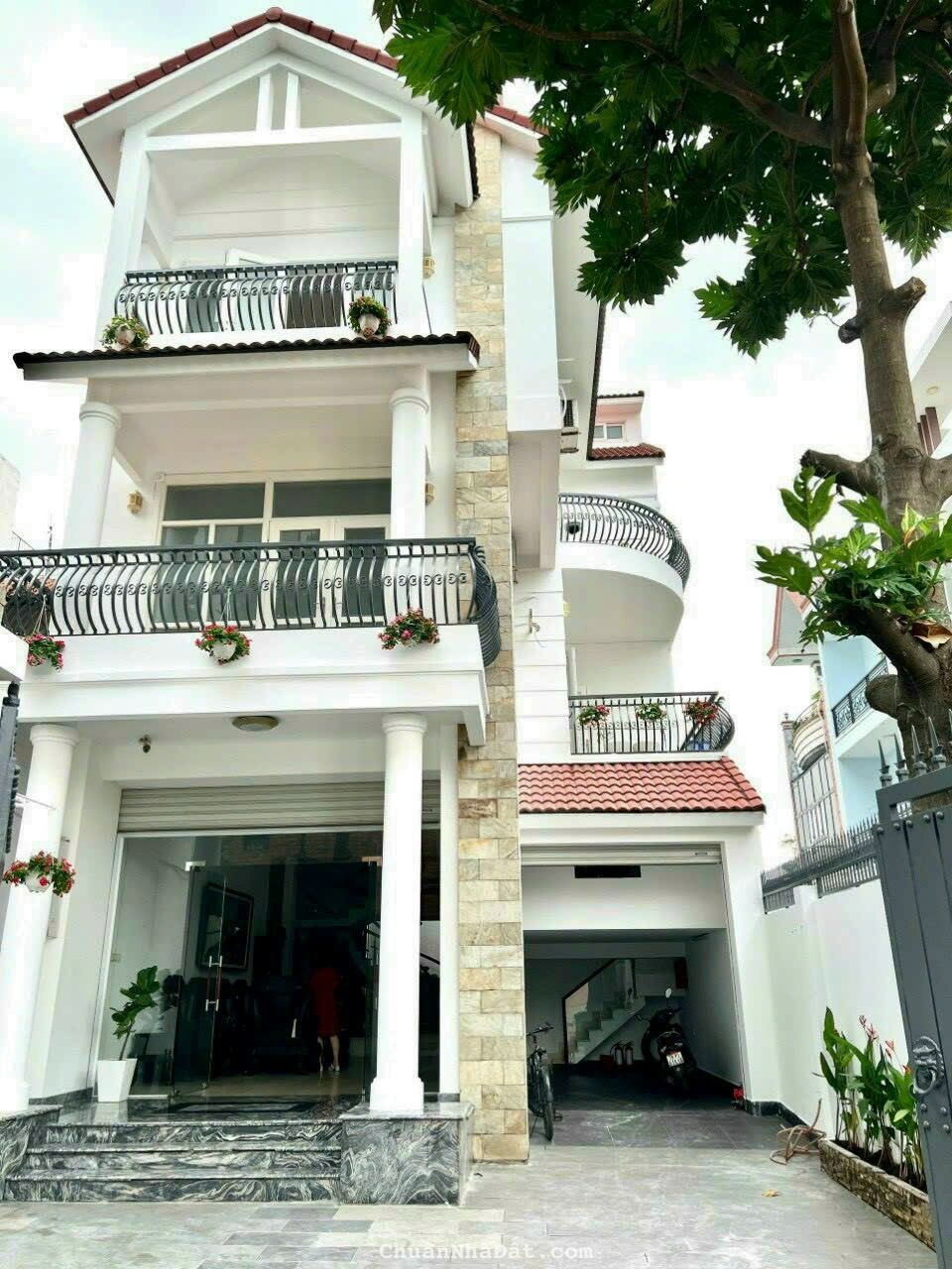 Biệt thự đẹp Nguyễn Văn Linh, Quận 7. 8*30, 4 tầng, hạ giá mạnh 17 tỷ.