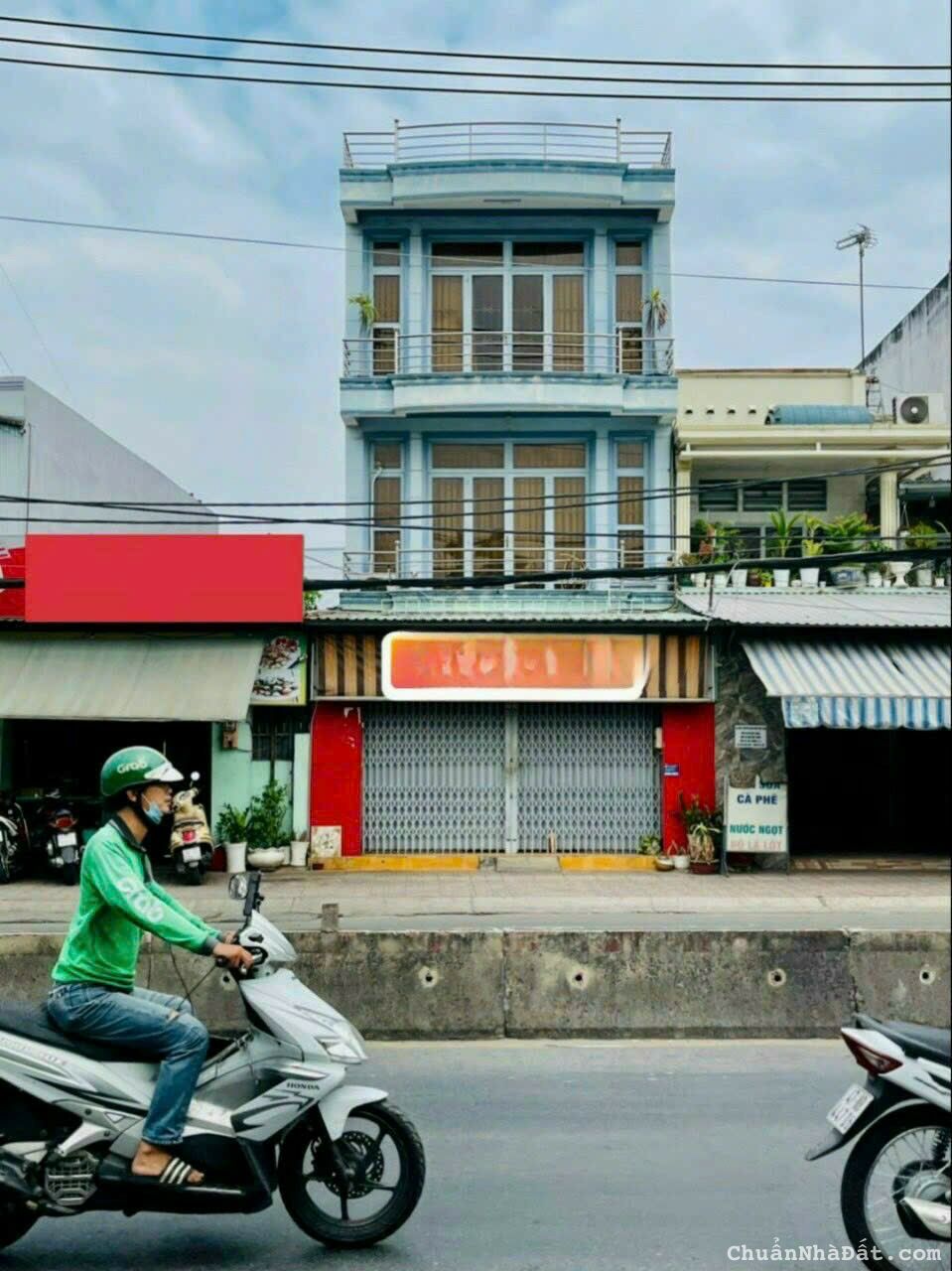 Nhà mặt tiền đường Huỳnh Tấn Phát, Quận 7. 17,8 tỷ.