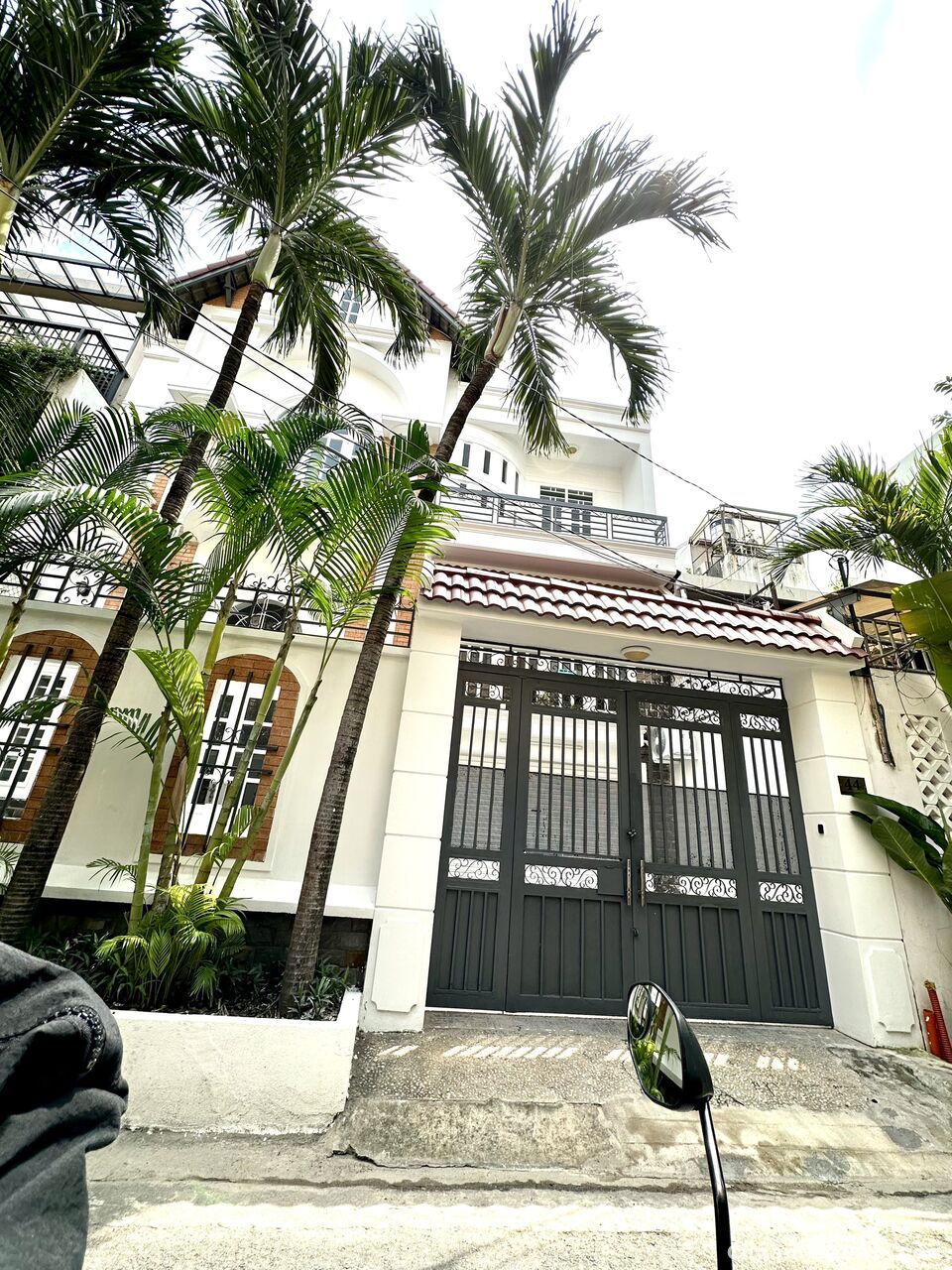 Cho thuê biệt thự Thảo Điền quận 2, diện tích 10x11m, nhà trệt 2 lầu. Giá thuê 40 tr/th