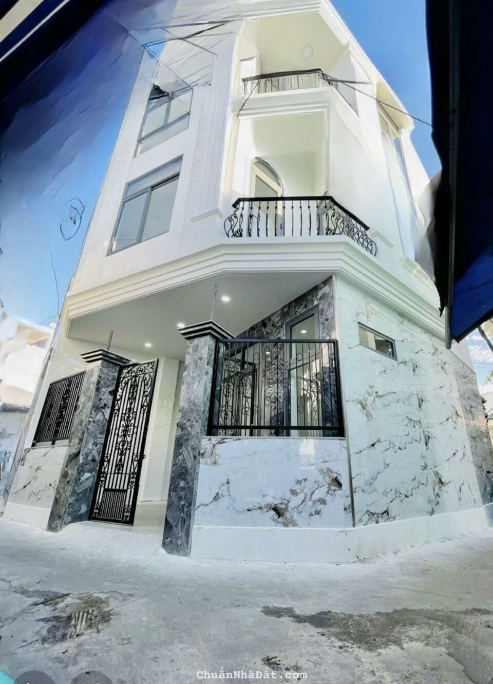 Bán nhà mới căn góc 3 tầng trung tâm phường Phước Hải Tp Nha Trang 