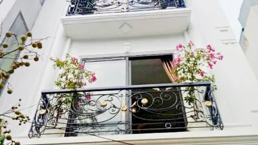 Sốc! Bán gấp nhà Phố Chùa Láng, Đống Đa 2 thoáng, Ô tô tránh, Gần Hồ 61m² 4 tầng MT 4,2m 10.5 tỷ.