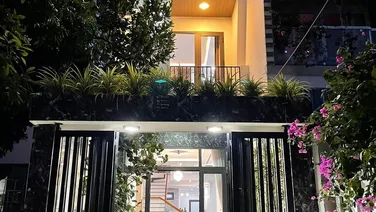 Bán nhà 3 mặt tiền view sông Hàn. DT 100m2 ngang 5m vỉa hè rộng 10m, đối diện trực diện khán đài xe