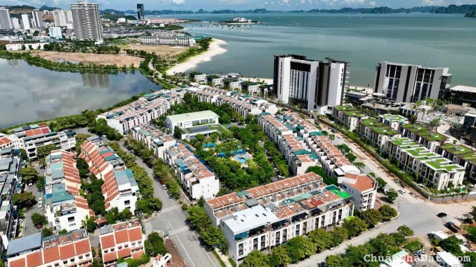 Bán căn liền kề 100m2 4 Tầng khu Royer Lotus mặt đường chính Ra Biển Marina Hạ Long