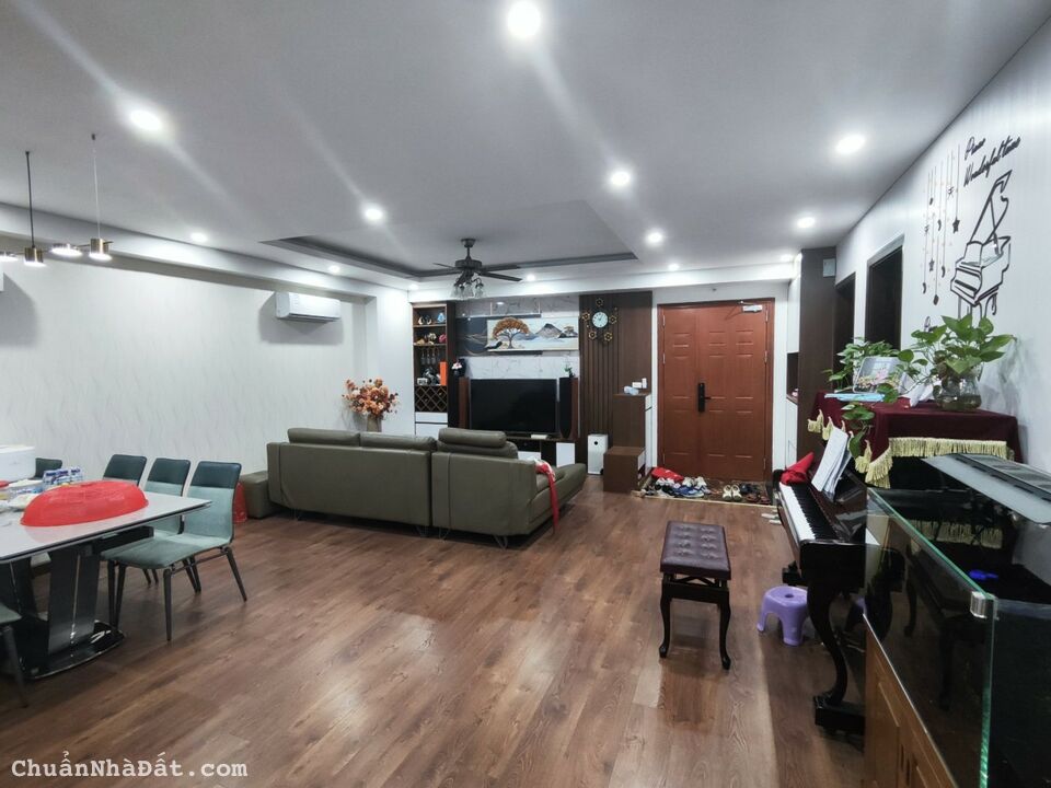 Cần bán căn hộ Eurowindow 27 Trần Duy Hưng 101m2, nhà đẹp, chính chủ