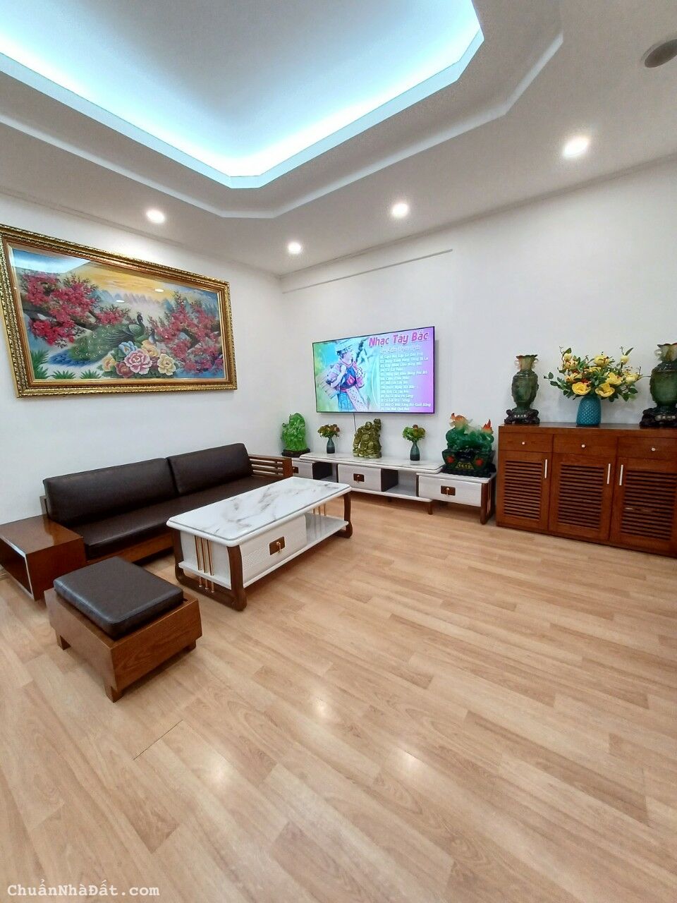 Cần bán căn hộ tòa 15T mặt phố Nguyễn Thị Định, Full nội thất LH 0382156236