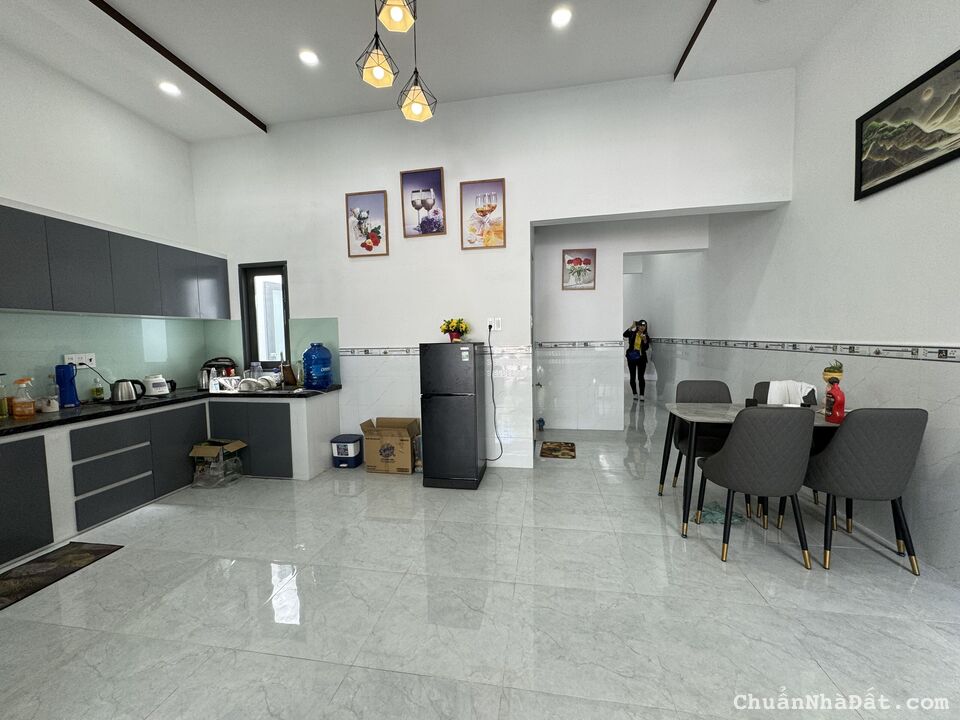 Nhà đẹp gần biển mặt tiền đường Dương Vân Nga Vĩnh Hải Nha Trang giá chỉ 4tỷ200