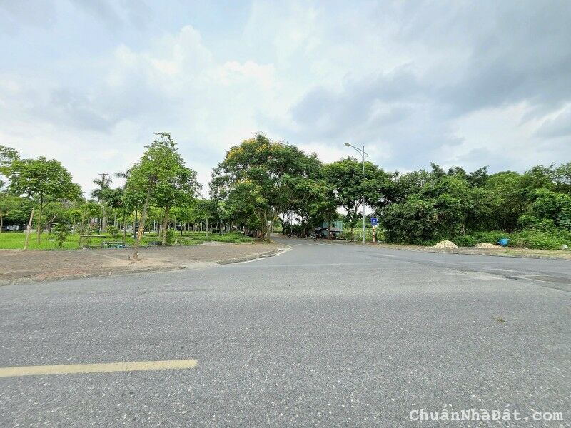 Đất Phân lô Bát Khối, Thạch Bàn, 60m, MT5m, Vỉa hè, Oto tránh. Giá TL hơn 9 tỷ