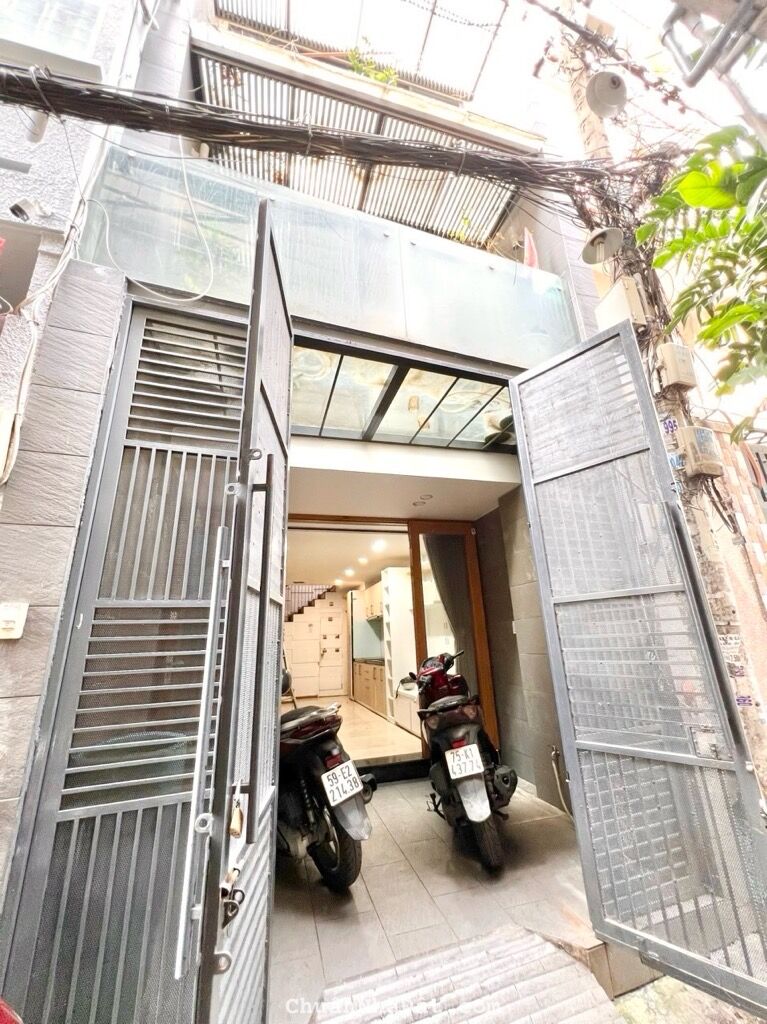 NHÀ KHU PHAN XÍCH LONG, PHÚ NHUẬN. 4 TẦNG, SÂN TRƯỚC NHÀ RỘNG RÃI, CÔNG NĂNG LỚN CHỈ 5.89T