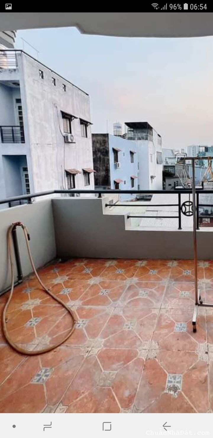 Nhà Âu cơ 30 m. 2Ty, - 3 lầu - hẻm xe hơi, 2PN 