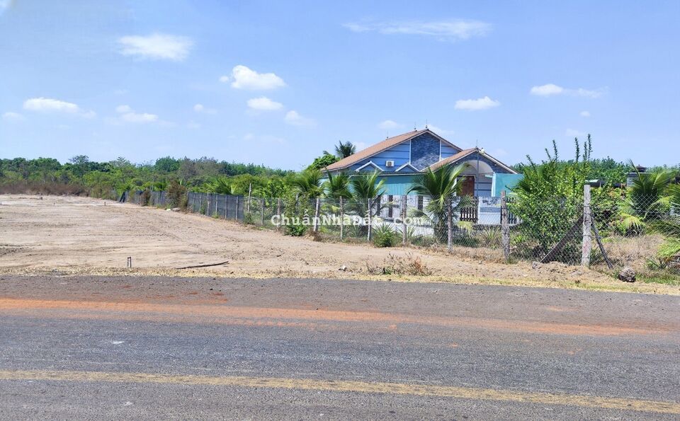 cần có 180trieu có ngay lô đất vị trí hót nhất 2024 mặt tiền đường nhựa, sổ sẵn 